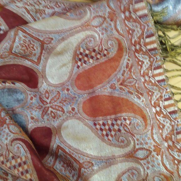 Shawl/wrap with paisley design with fringe. - Picture 2 of 2